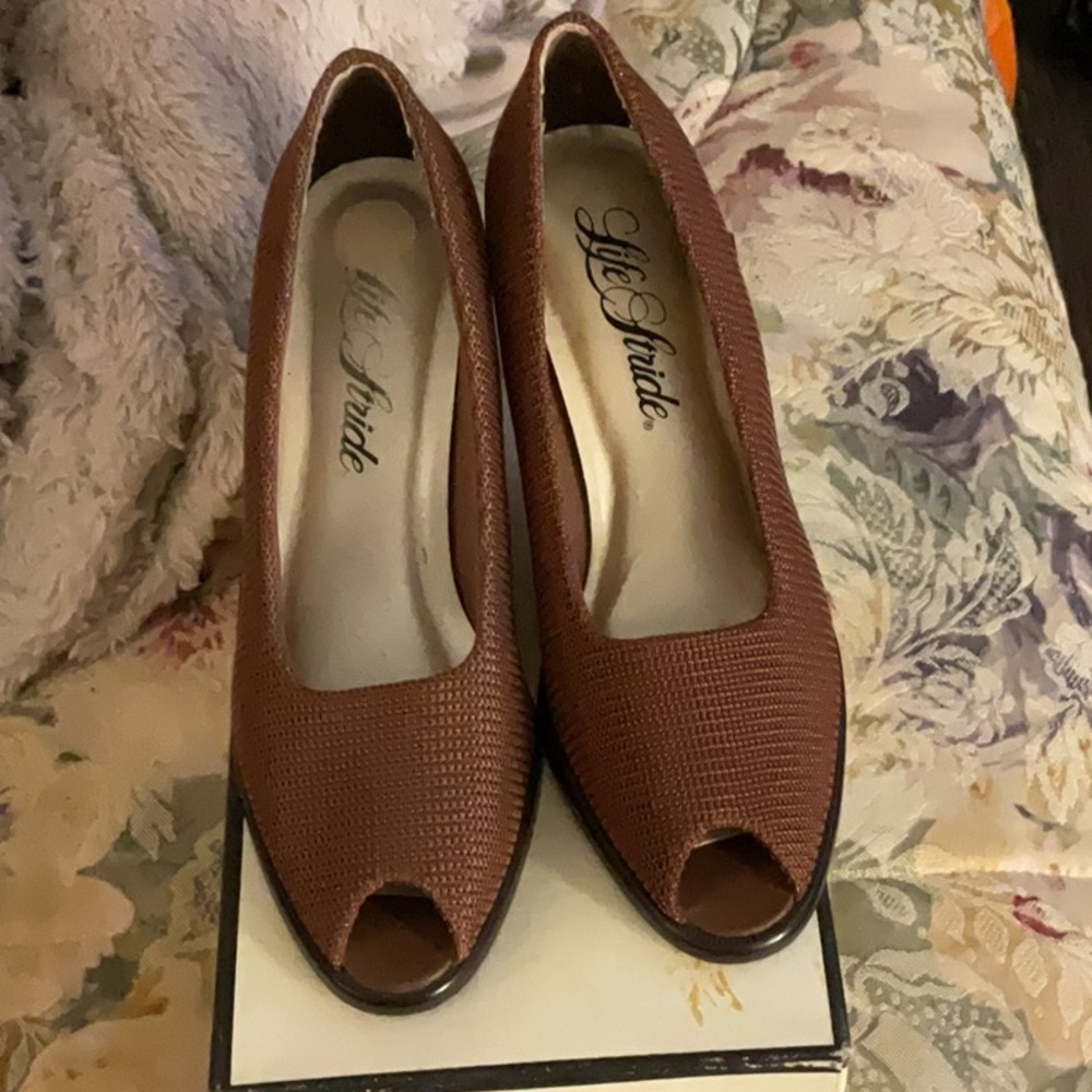 Life Stride Brown Heels Peep Toe Pumps